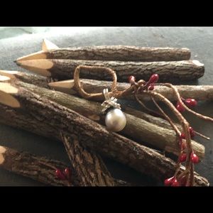 18kt brooch with large snap closure bale